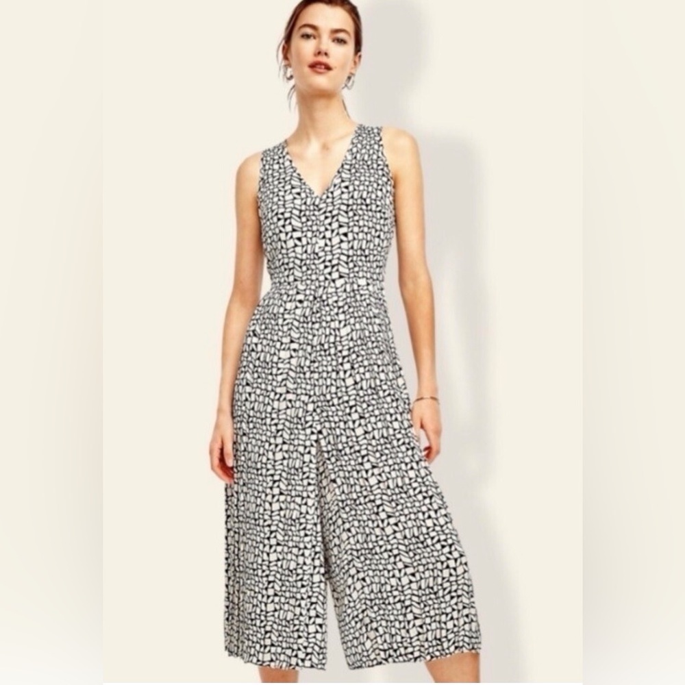 Ann Taylor Black & White V-Neck Sleeveless Jumpsuit